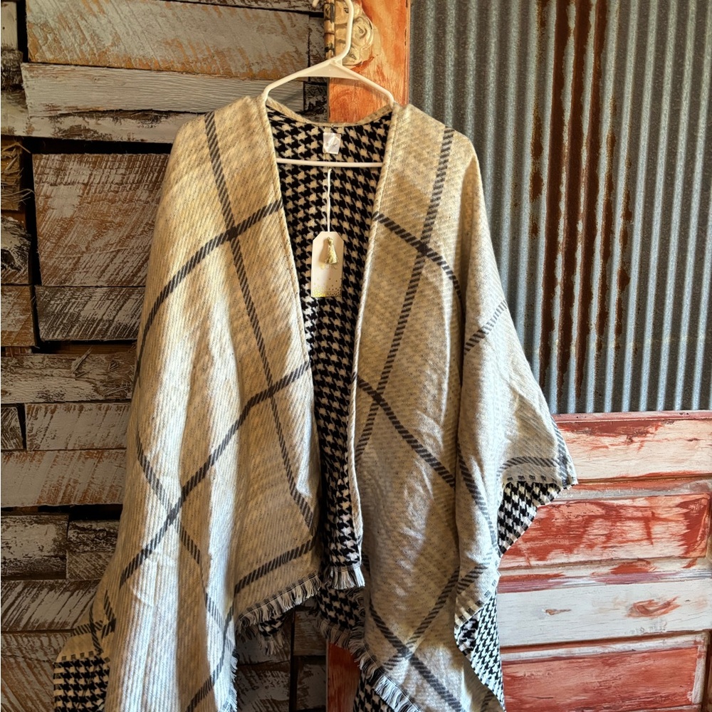 2 Chic Houndstooth Patterned Wrap